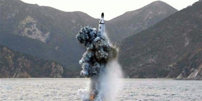 Kuzey Kore denizaltından balistik deneye hazırlanıyor