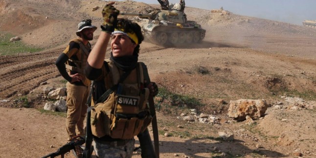 Irak halk güçleri, IŞİD mevzilerini vurmaya devam ediyor