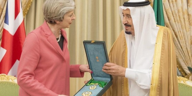 Suud kralı İngiliz başbakanına onur madalyası verdi
