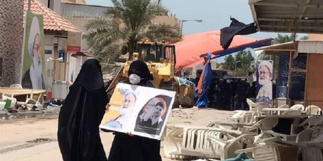 Bahreyn’de şehid edilen eylemciler, aileleri katılmadan toprağa verildi