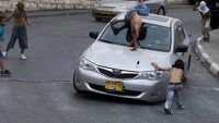 Siyonist Yahudi yerleşimci kadın sürücünün çarptığı Filistinli küçük kız yaralandı