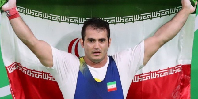 İranlı halterci dünya rekoru kırdı