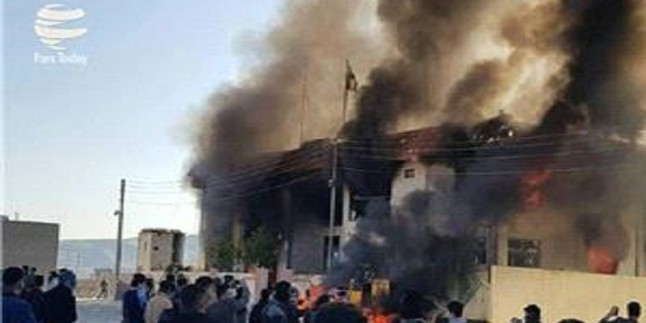 Süleymaniye’de protesto: Barzani’nin partisinin ofisi ateşe verildi
