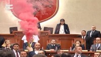 Arnavutluk Meclisinde milletvekilleri başbakana ayakkabı fırlattılar