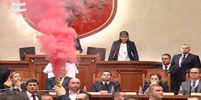 Arnavutluk Meclisinde milletvekilleri başbakana ayakkabı fırlattılar