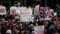 Yüz binlerce kadın ABD Başkanı Trump’ı protesto etti