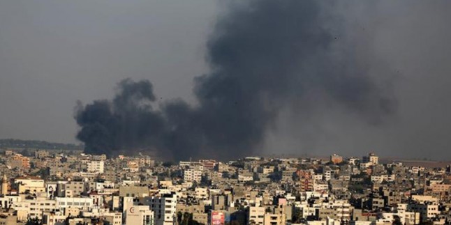 Siyonist rejim helikopterleri Gazze’yi bombaladı