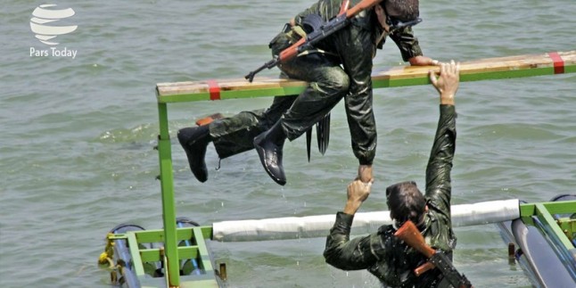 İran ordusu denizcileri, engelleri aşma rekorunu kırdı