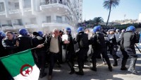 Cezayir’de düzenlenen gösteride onlarca polis ve gösterici yaralandı