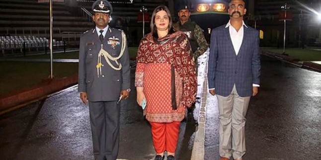 Pakistan, Hint pilotu ülkesine teslim etti