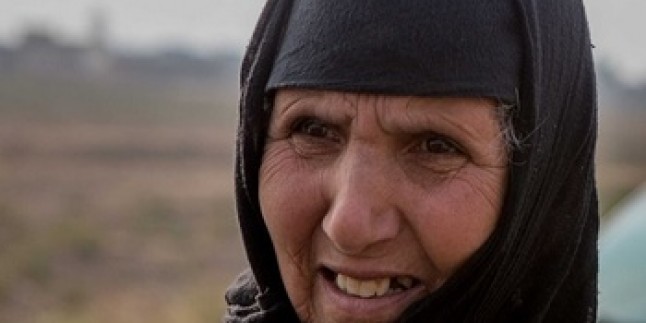 Musul’dan kaçan yaşlı kadın: IŞİD gözümün önünde oğlumun başını kesti