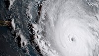 Irma Kasırgası, 295 kilometre hızla karaya ulaştı