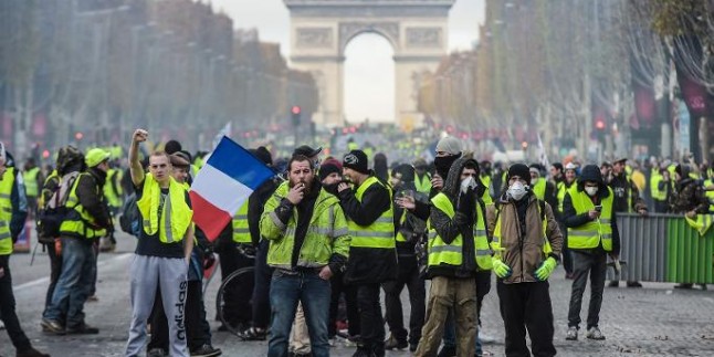 Fransa’da sarı yelekliler yeniden sokaklarda
