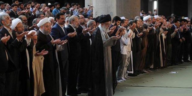 Tahran’daki Bayram namazı İmam Seyyid Ali Hamanei Tarafından İkame Edildi