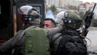 İşgalci İsrail Askerleri Batı Şeria’da 12 Filistinliyi Gözaltına Aldı