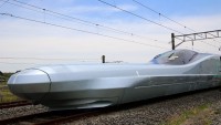 Japonya saatte 360 km hız yapan trenini görücüye çıkardı