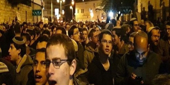 Yüzlerce İsrailli terör rejimi başbakanı Netanyahu’yu protesto etti