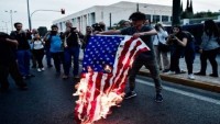 Yunanistan Halkı Suriye Saldırısını Protesto Etti / Amerikan bayrağı yakıldı