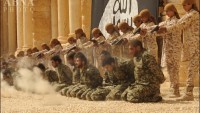 Foto: IŞİD 25 Suriye askerini 2 bin kişi önünde katletti!