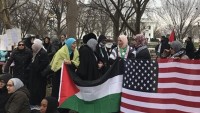 Washington’da binlerce kişi, Trump’ın Kudüs kararına tepki gösterdi