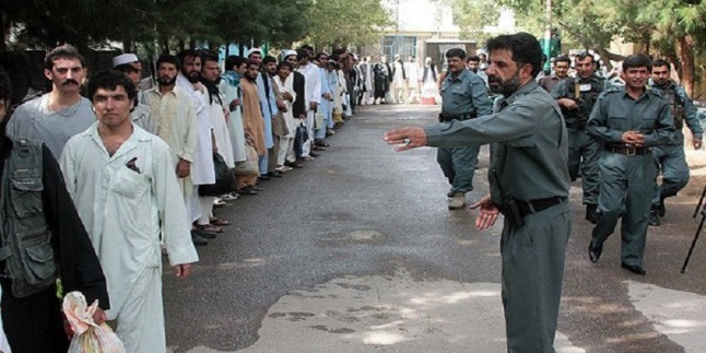 İran, 200 tutukluyu Afgan yetkililerine teslim etti