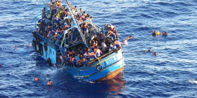 Akdeniz açıklarında 700 mülteci kurtarıldı