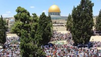 Onbinlerce Filistinli cuma namazını Mescidi Aksa’da kıldı