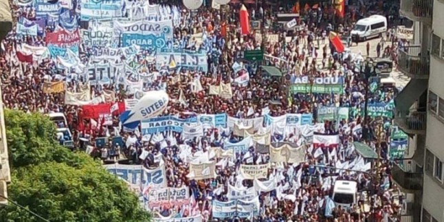Arjantin’de on binlerce işçi Macri’yi protesto etti