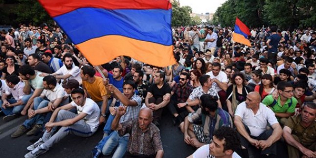 Ermenistan’da göstericiler cumhurbaşkanının teklifini reddederek eylemlere devam kararı aldı