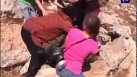 Video: Siyonist İsrail Askerlerinin Gücü Küçük Çocuklara ve Kadınlara Bile Yetmiyor
