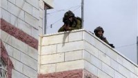 Siyonist İsrail güçleri, Filistinli ailenin evini askeri kışlaya çevirdi