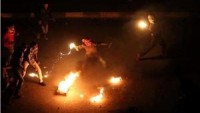 Filistinli gençlerin askeri araca molotofla saldırmaları sonucu araçtaki Siyonist askerlerden biri yandı