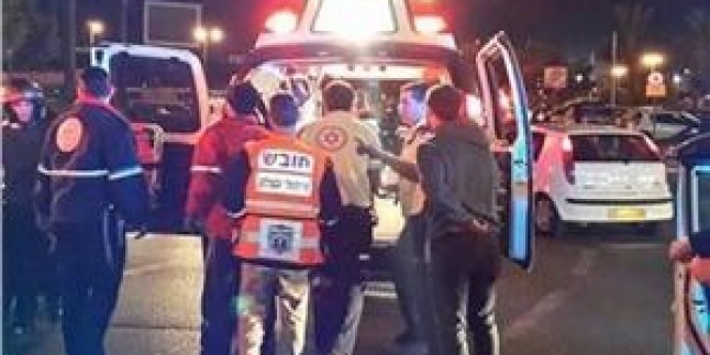El-Halil’de Bir İsraill Subayı Yaralandı, Siyonistlere Ait Üç Araç Tahrip Edildi