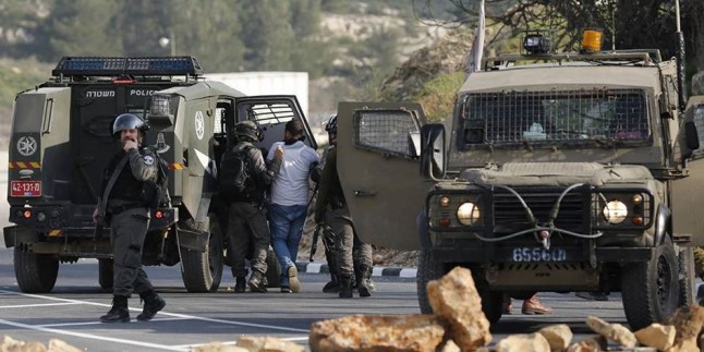 İşgal Güçleri Batı Yaka ve Kudüs’te 18 Filistinliyi Gözaltına Aldı