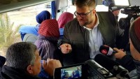 Siyonist Milletvekili Filistinli Esir Ailelerine Saldırdı