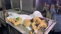 Siyonist İsrail Savaş Uçakları’nın Bir Evi Bombalaması Sonucu 1,5 Yaşlarında Bir Bebek Şehid Oldu, 3 Kişi de Yaralandı