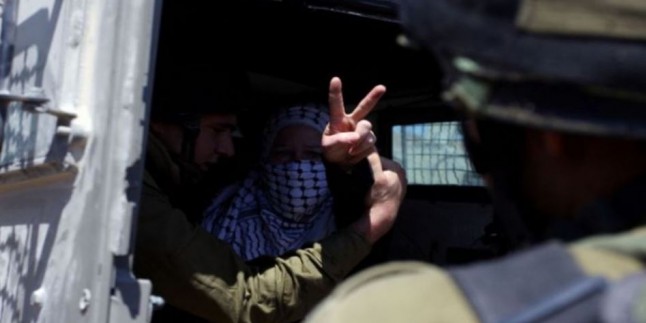 Siyonist İsrail Askerleri Filistinli Bir Genç Kızı Gözaltına Aldı