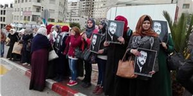 El-Halil ve Nablus’ta Esir Gazeteci El-Gig’e Destek Gösterileri Düzenlendi