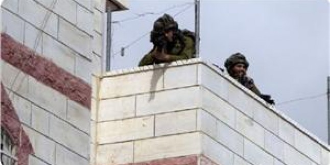 Siyonist İsrail Güçleri Filistinli Vatandaşın Evini Askeri Kışlaya Dönüştürdü