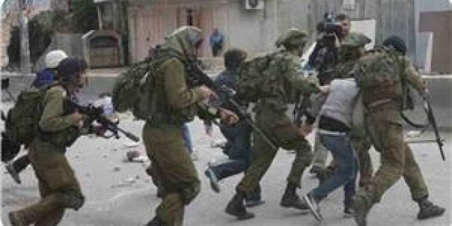 İşgal Güçleri Batı Yaka ve Kudüs’te 12 Filistinliyi Gözaltına Aldı