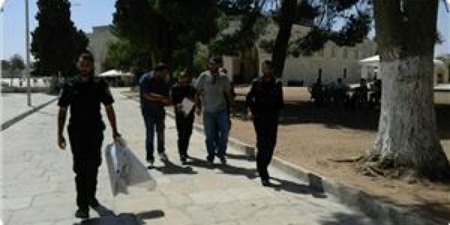 İşgal Güçleri Mescid-i Aksa’nın Avlusunda İki Filistinliyi Gözaltına Aldı