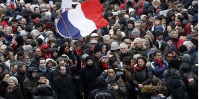 Paris Halkı Kapitalist Sisteme Karşı Gösteri Düzenledi
