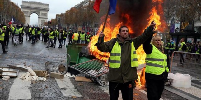 Fransa’da Sarı Yelekliler Sokakları Bırakmıyor
