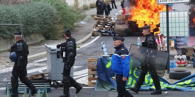 Fransa’da sokak protestolarında 30 polis yaralandı