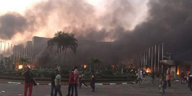 Gabon’da göstericiler Meclis binasını ateşe verdi