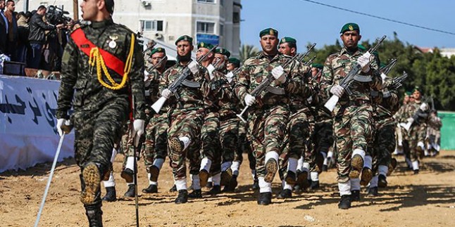 Gazzeli subayların mezuniyet sevinci