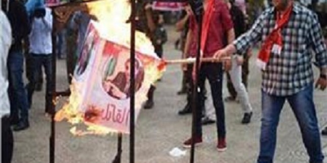 FHKC Yanlıları Gazze’de Abbas’ın ve Riyad El-Maliki’nin Posterlerini Yaktı