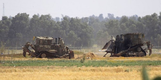 İsrail Ordusuna Ait 4 Buldozer Bu Sabah Gazze Şeridi Topraklarına Girdi