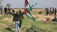 Siyonist İsrail askerleri Filistinli genci gerçek mermiyle yaraladı