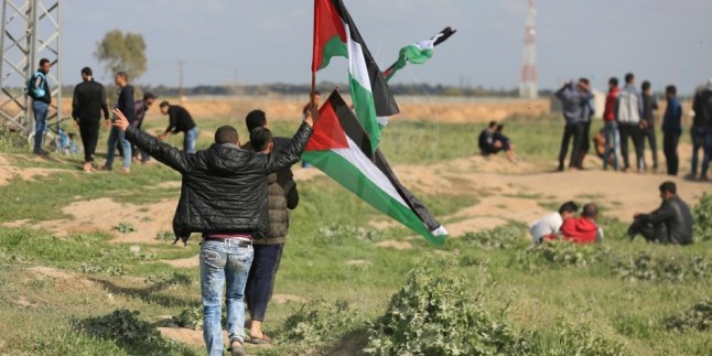Siyonist İsrail askerleri Filistinli genci gerçek mermiyle yaraladı